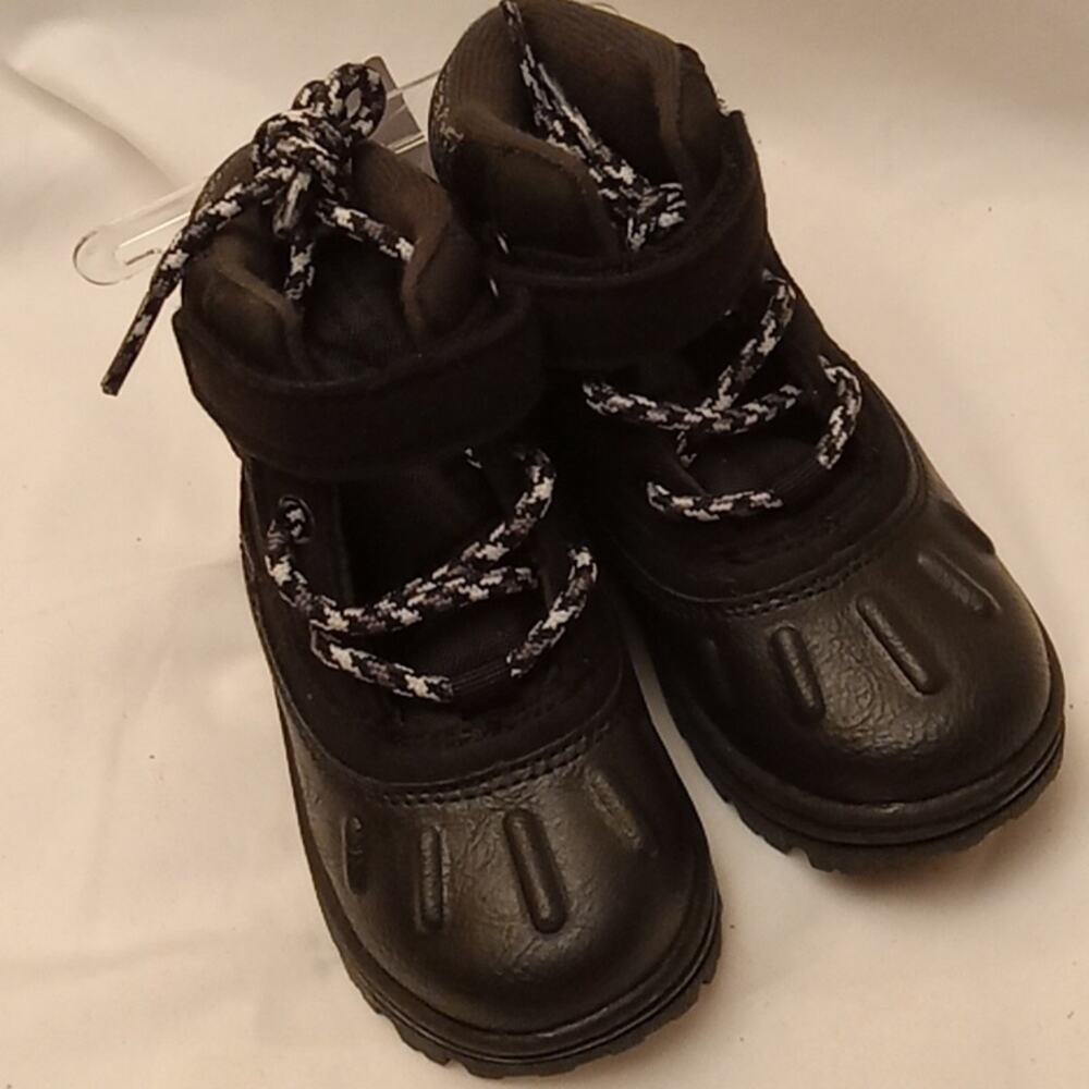 NWT Carter boys size 6 winter boots.